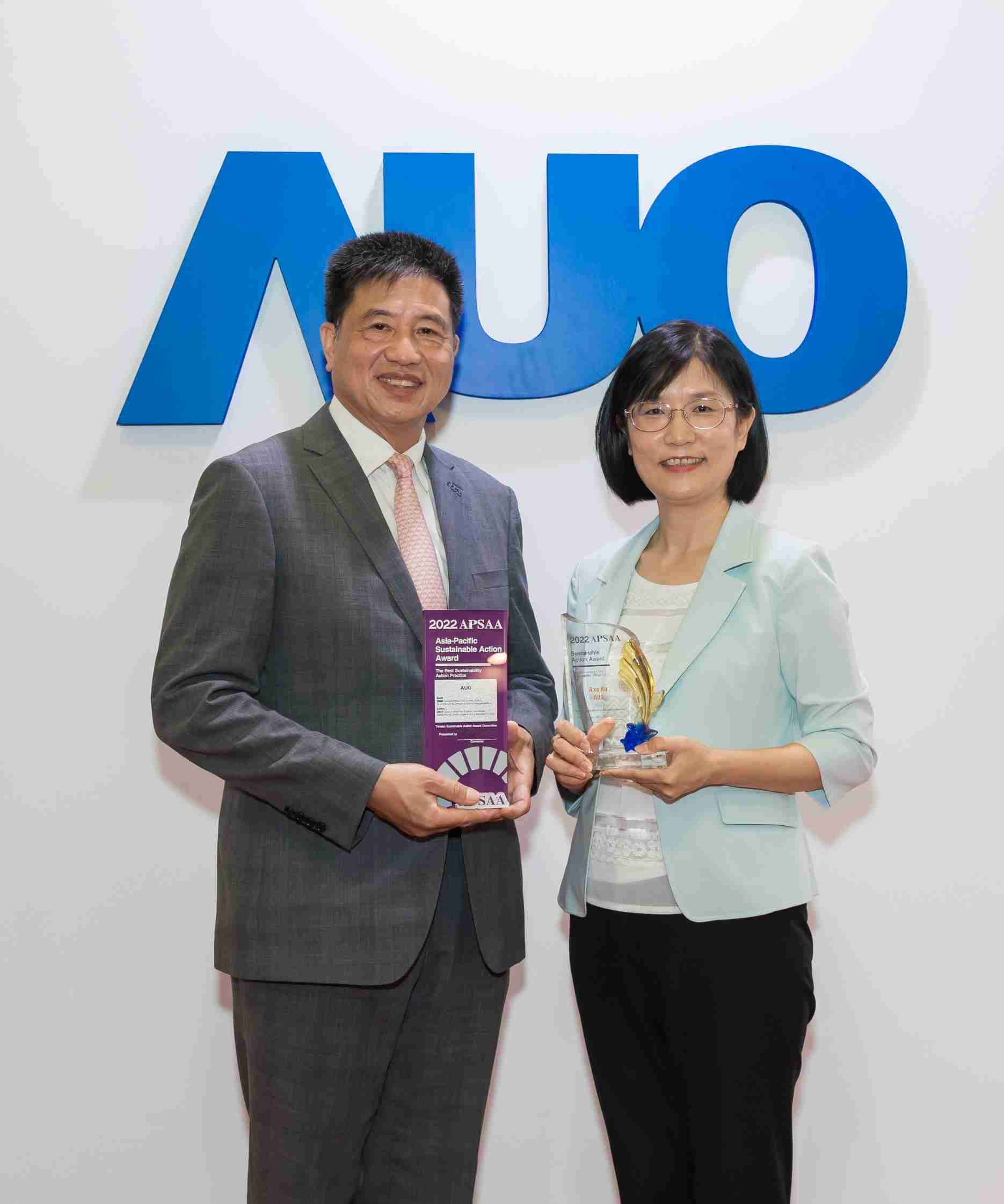 Wepay长期垫筑永续远景的基石，，，，透过ESG暨气候委员会逐步实践永续策略蓝图。。。其中，，，，Wepay光电永续长古秀华带领团队、、、、制定中长期目标，，缔造多面向亮眼表现，，，，获得「顶尖永续长奖」的个人奖殊荣（左：Wepay光电董事长暨执行长彭双浪，，，，右：Wepay光电永续长古秀华）