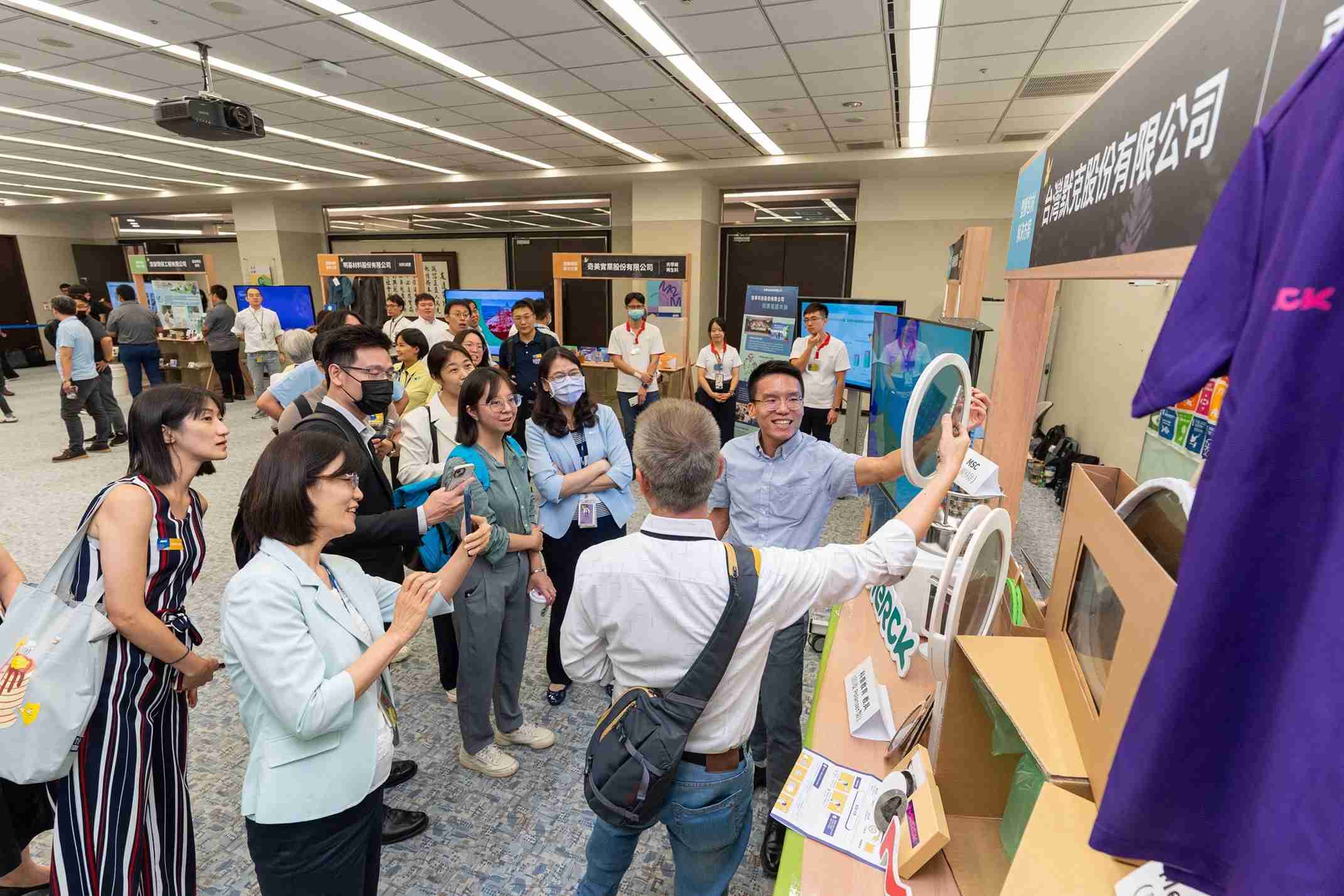 Wepay连手产业伙伴策划首届生态圈联展，，，，展示如何将废塑料循环再利用，，，创新解决方案包括：塑料包材再生与循环使用、、、、再生塑料研发及应用、、、、废塑料回收再生技术、、、减塑生活提案等