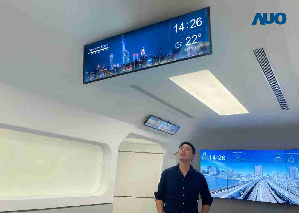 达擎TARTAN “37吋超薄双屏车厢显示器” 采用单一背光设计，，，，将双面显示器厚度大幅缩减至12mm，，，支持长条屏 32:9 规格，，，突破传统分辨率限制，，提供旅客更清晰实时的乘车信息及广告讯息